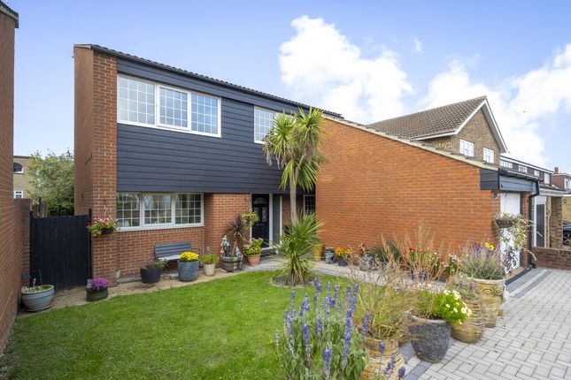 Roseberry Avenue, Basildon, SS16 4 bed detached house for sale