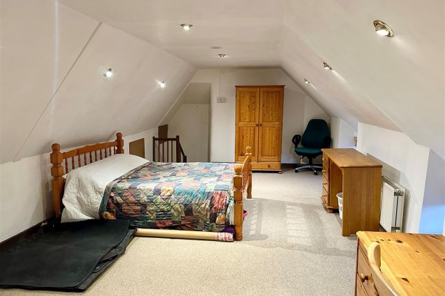 The Square, St Keverne TR12 4 bed semi