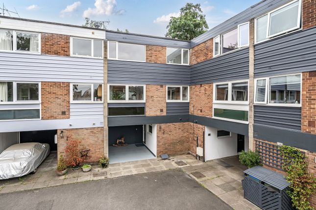 High Point, Weybridge, KT13 3 bed end of terrace house for sale