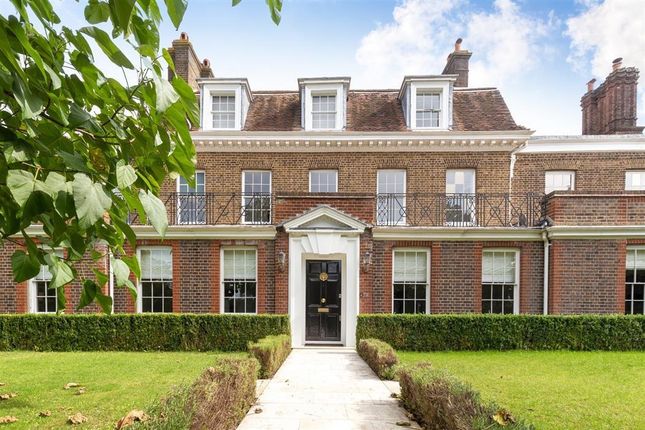 Hampton Court Road, East Molesey, KT8 8 bed link detached house for sale