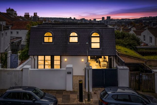 2 bedroom detached house for sale