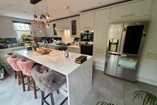 5 bedroom semi-detached house for sale