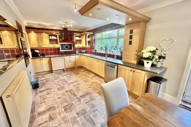 Hazelwood Gardens, Brentwood CM15 5 bed semi