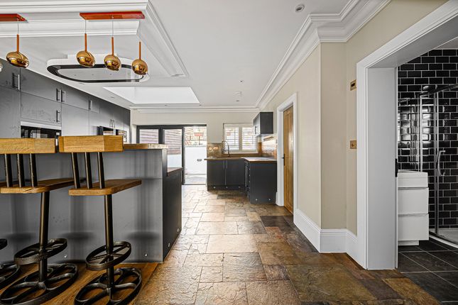 5 bedroom end of terrace house for sale