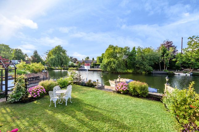 Pharaohs Island, Shepperton, TW17 2 bed bungalow for sale