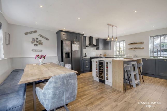 Bowfell Drive, Basildon SS16 5 bed detached house for sale