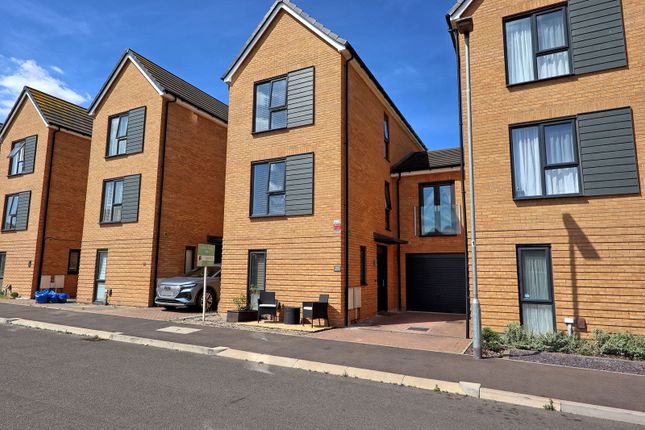 Park Way, South Ockendon RM15 4 bed link detached house for sale