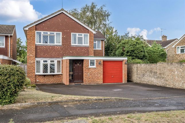 Bramling Avenue, Yateley GU46 4 bed detached house for sale