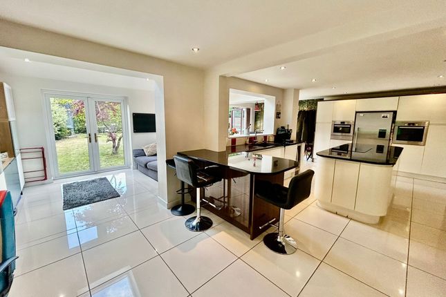 5 bed detached house