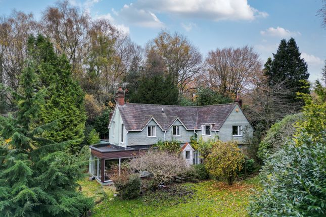 Farnham Lane, Haslemere, Surrey, GU27 4 bed detached house for sale
