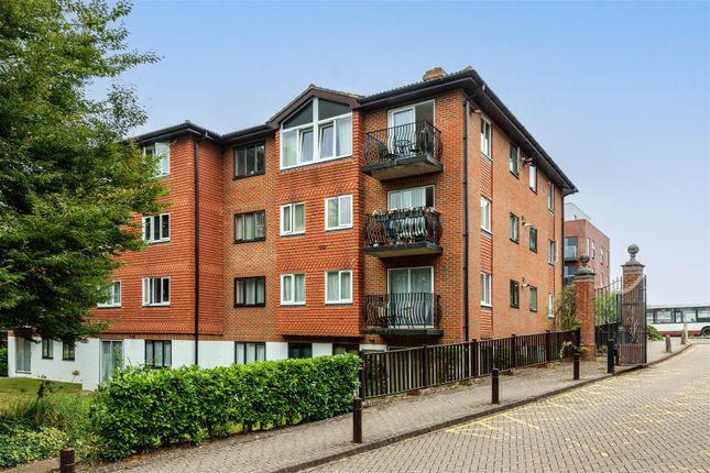 Great Heathmead, Haywards Heath 2 bed flat for sale