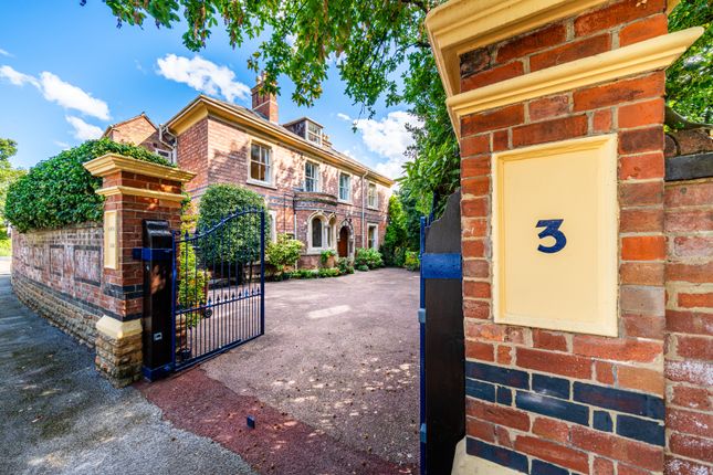 6 bed detached house