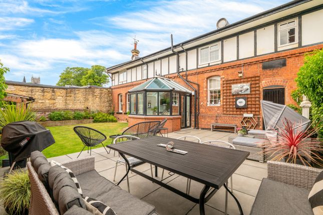 5 bedroom semi-detached house for sale