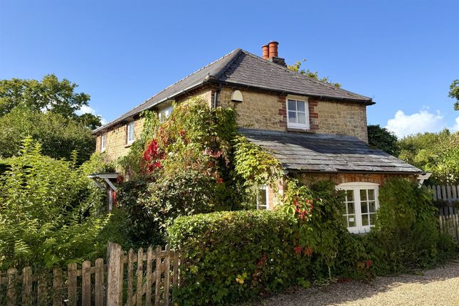 Stream Lane, Nutbourne, West Sussex... 2 bed cottage for sale