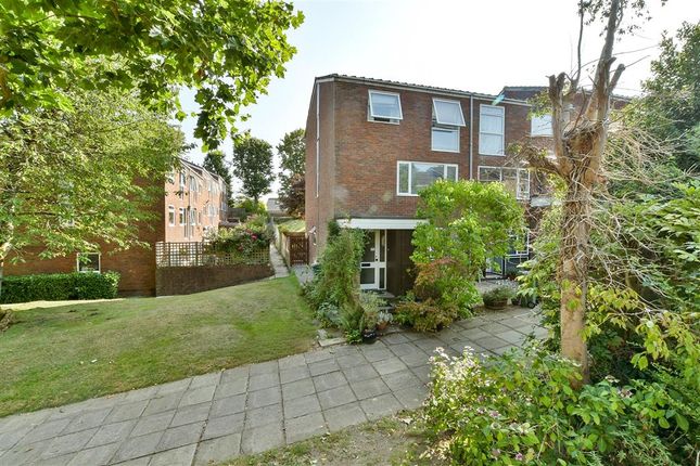 Harrison Close, Reigate, Surrey 2 bed maisonette for sale