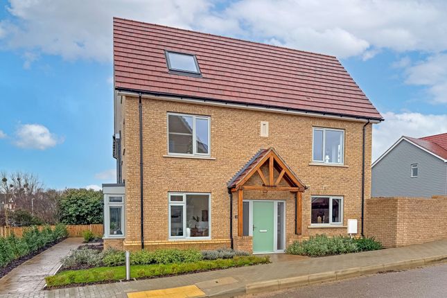 Chequer Tree Way, Bedford MK45 4 bed semi