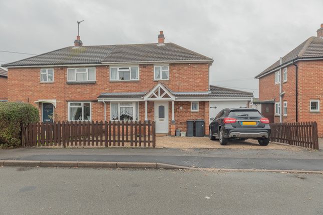 Wilkes Avenue, Swadlincote DE12 6 bed semi