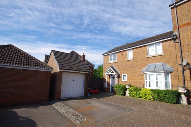 Queen Elizabeth Drive, Swindon SN25 3 bed end of terrace house for sale
