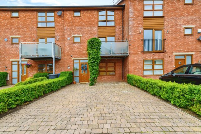 5 bedroom semi-detached house for sale