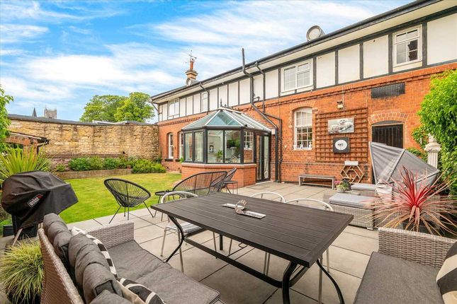 5 bedroom semi-detached house for sale