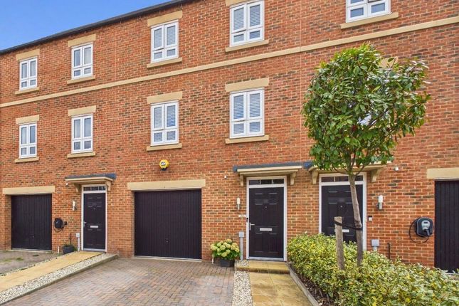 Fairstone, Newbury, Berkshire, RG14 3 bed terraced house for sale