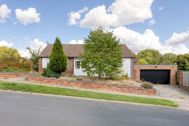 Hawthorn Close, Hitchin SG5 2 bed detached bungalow for sale