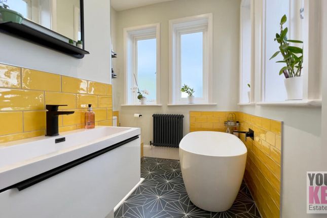 Earls Avenue, Folkestone, Kent CT20 2HA 2 bed flat for sale