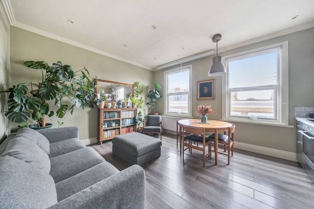 Trinity Road, Tooting Bec, London, SW17 2 bed flat for sale