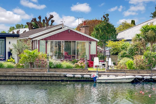 Pharaohs Island, Shepperton 2 bed detached house for sale
