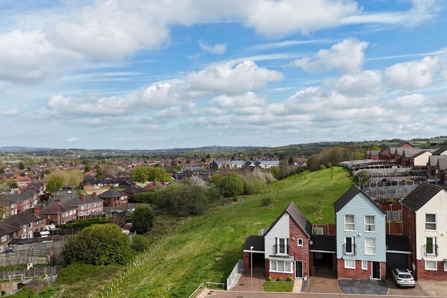 3 bedroom link detached house for sale