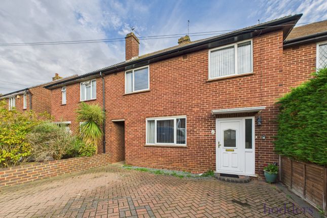 The Avenue, New Haw, Surrey, KT15 3 bed terraced house for sale