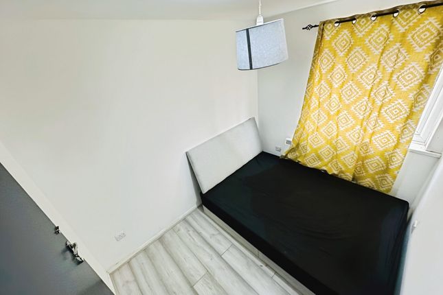 Gurney Close, London IG11 2 bed flat for sale