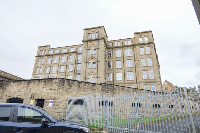 Bradford Road, Dewsbury WF13 2 bed flat for sale