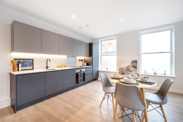 Abbots Way, Surrey KT16 2 bed flat for sale