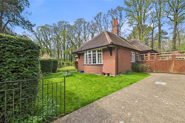 Common Close, Surrey GU21 3 bed bungalow for sale