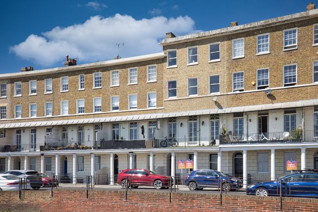 Wellington Crescent, Ramsgate, CT11 2 bed terraced house for sale
