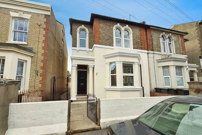 Darnley Street, Gravesend, DA11 3 bed semi