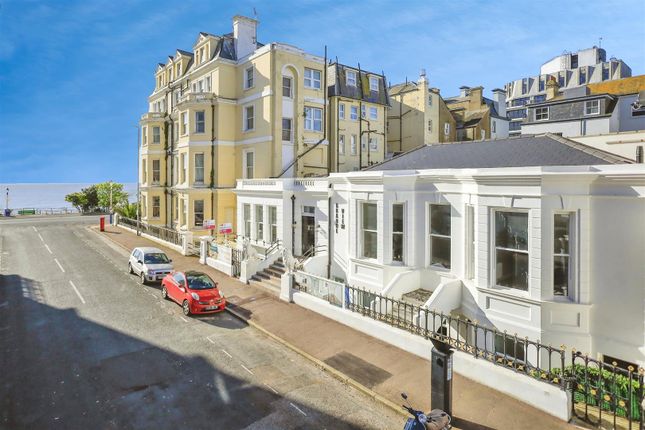 Burlington Place, Eastbourne BN21 2 bed apartment for sale