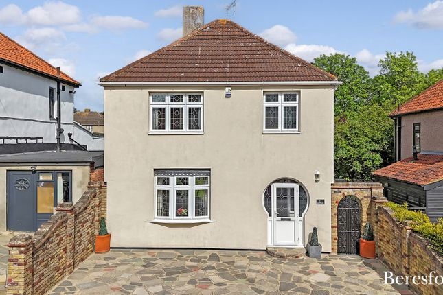 Kenilworth Avenue, Romford, RM3 3 bed detached house for sale