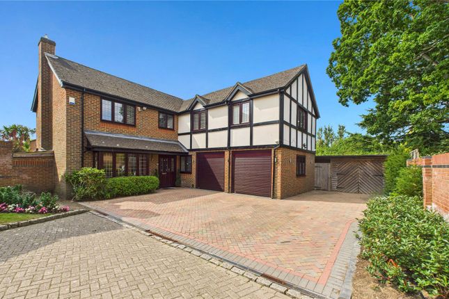 Bishops Grove, Surrey GU20 5 bed detached house for sale