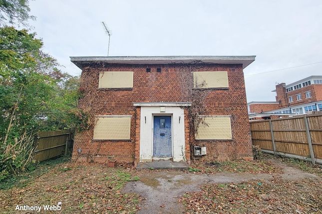 Green Road, Southgate, N14 3 bed detached house for sale