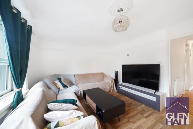 Whitmore Close, London N11 2 bed flat for sale
