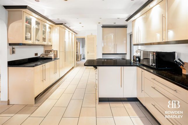 Hamilton Avenue, Barkingside 5 bed terraced house for sale