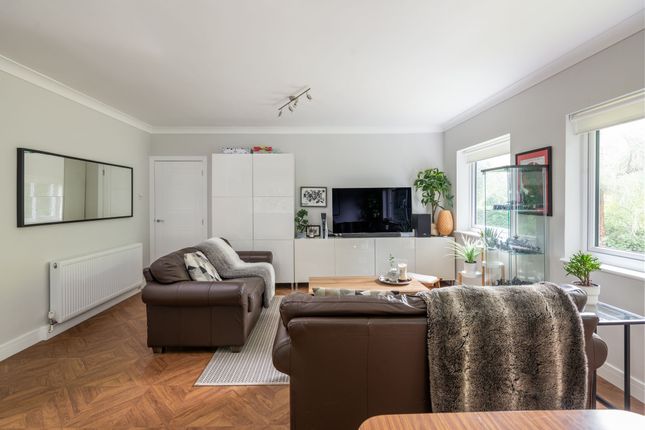 Wray Common Road, Reigate, RH2 2 bed apartment for sale