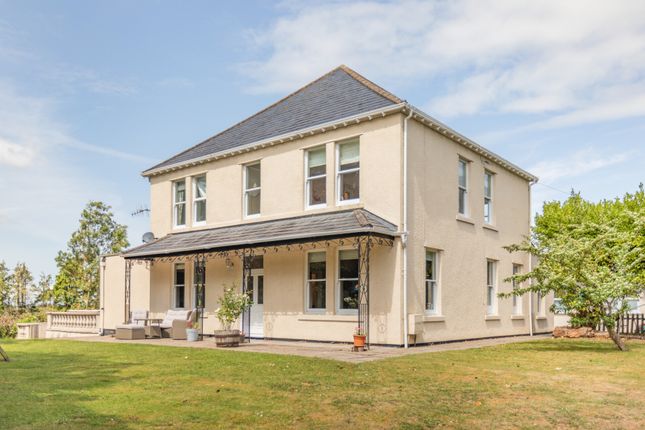 5 bed detached house