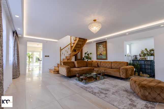 Berwick Road, Rainham 3 bed detached house for sale