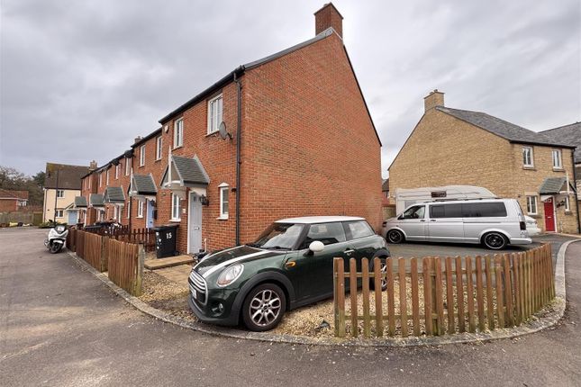 Rainham Road, Swindon SN25 3 bed terraced house for sale