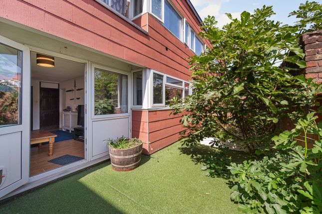 Farnham Gardens, Raynes Park SW20 2 bed apartment for sale