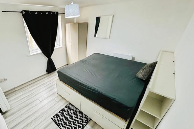 Gurney Close, London IG11 2 bed flat for sale