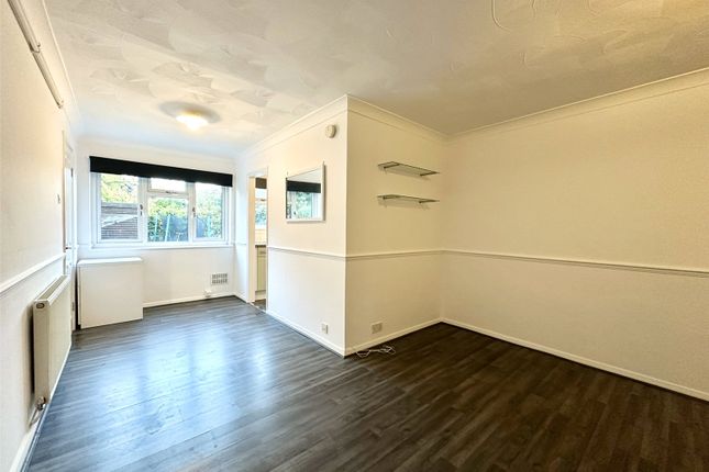 Stanley Close, Greenhithe, Kent, DA9 2 bed flat for sale